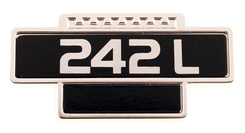 Emblem 242L i gruppen Volvo / 240/260 / Karosseri / Emblem / Emblem 240/260 1975-79 hos Jørgenrud Bil og Deler AS (1202410)